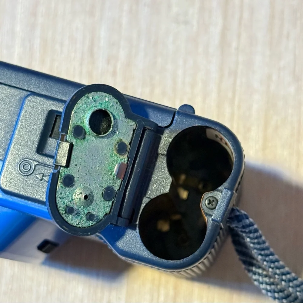 Canon Snappy 20 BLUE 35mm 1:4.5 Point & Shoot Film Camera Broken “Parts/Repair”